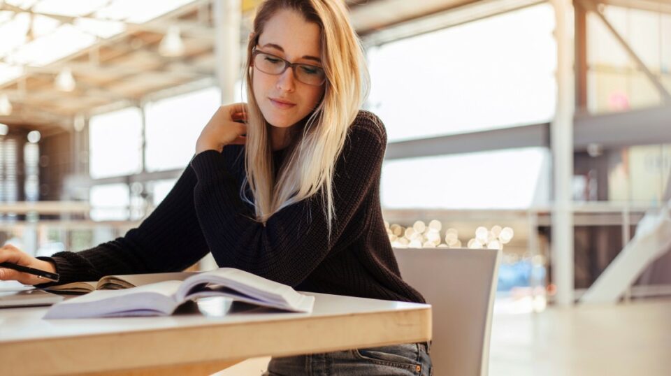 étudiante cours de finance