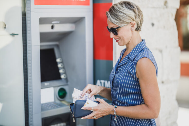 Combien peuton retirer au distributeur pour avoir de l